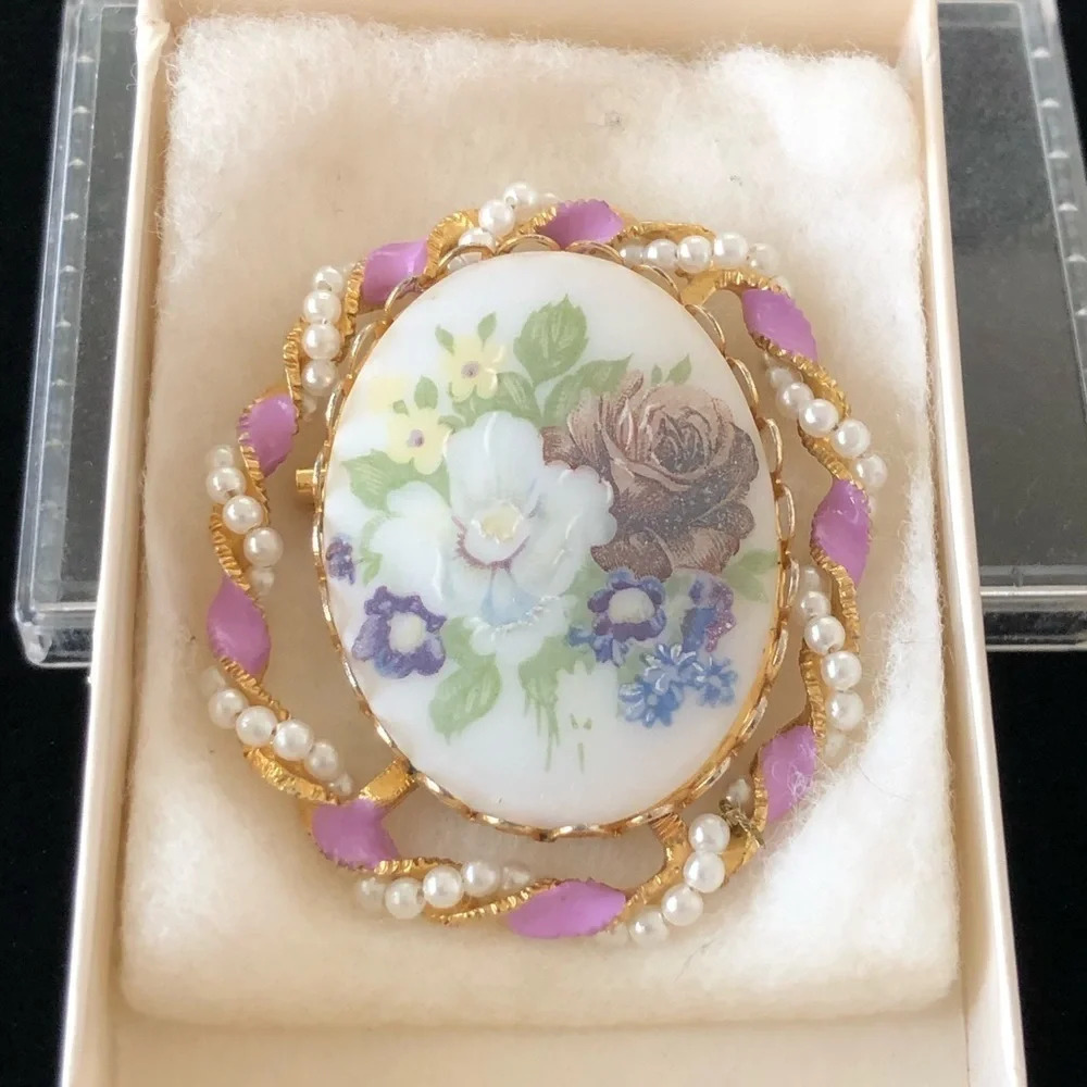 Vintage Gold Tone Porcelain Oval Painted Floral Brooch Pin Faux Pearls 2”‎ Roses